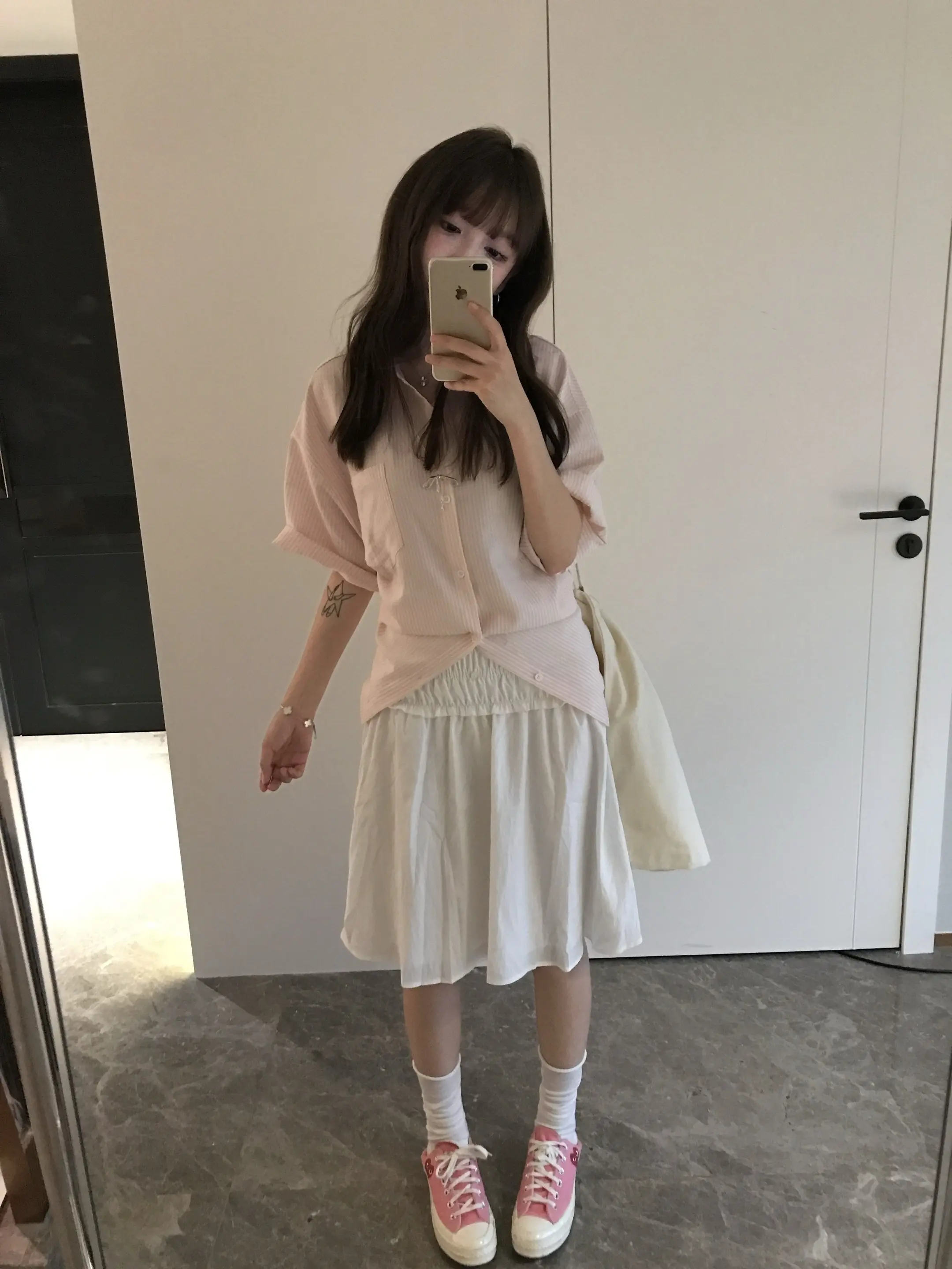 每天出门前对着镜子来几张。