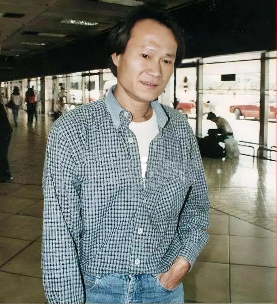 1997年初，林正英留下的一张罕见生活照，镜头中的他穿着一件格子衬衣，左手插兜，