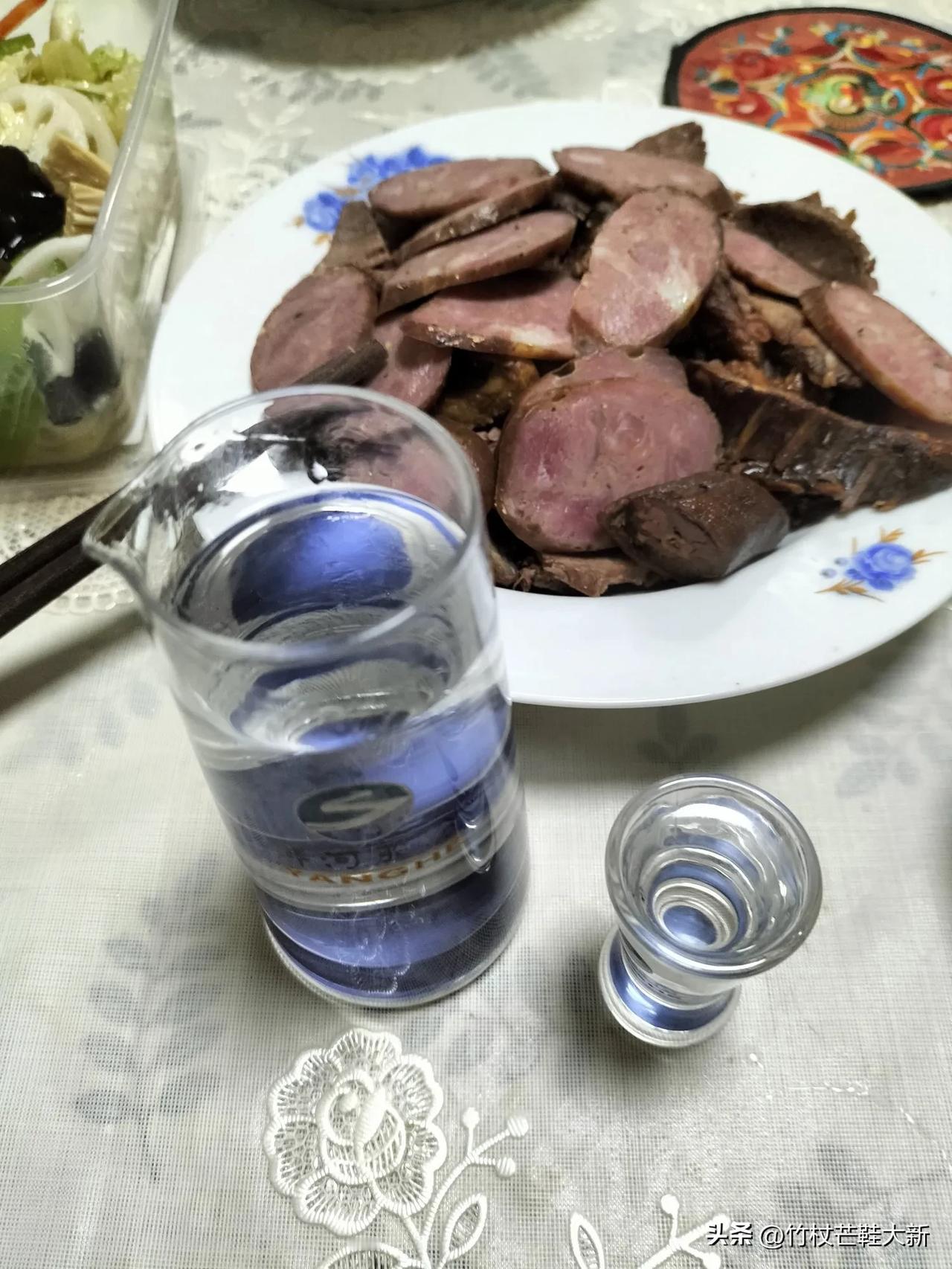朋友说，胖东来卖的白酒，75一瓶，代购拿来卖80，酒一般，不如黄汾好喝。

朋友