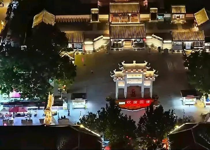即墨古城又要举办新年灯会了！举办
时间为1月22-2月14日，还是收费观看，地点