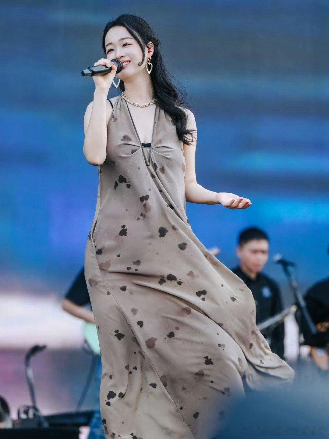 王菲为什么选中你我经历的一刻被王菲带上春晚，这就是ZaZaZsu咂咂苏的高光时刻