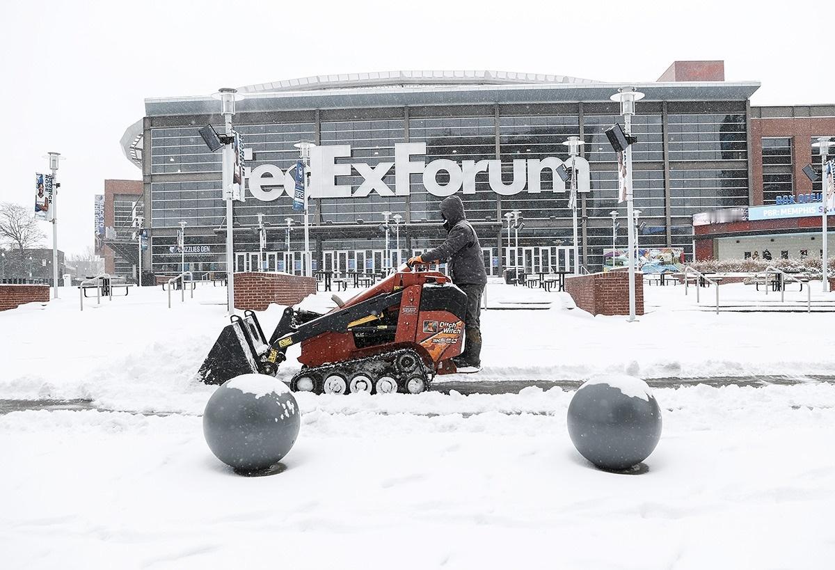 NBA 宣布孟菲斯灰熊队和丹佛掘金队之间的比赛，因气象原因比赛延期！图片是位于孟