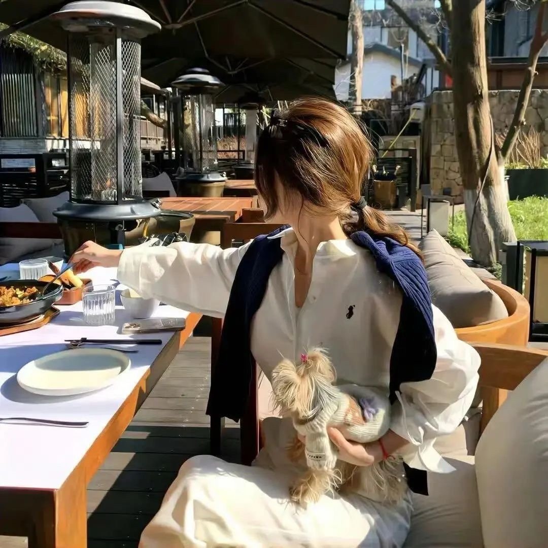 在我最冲动的时候你犹豫了 还好你犹豫了 浅尝辄止 是命运轻轻的放过了我 