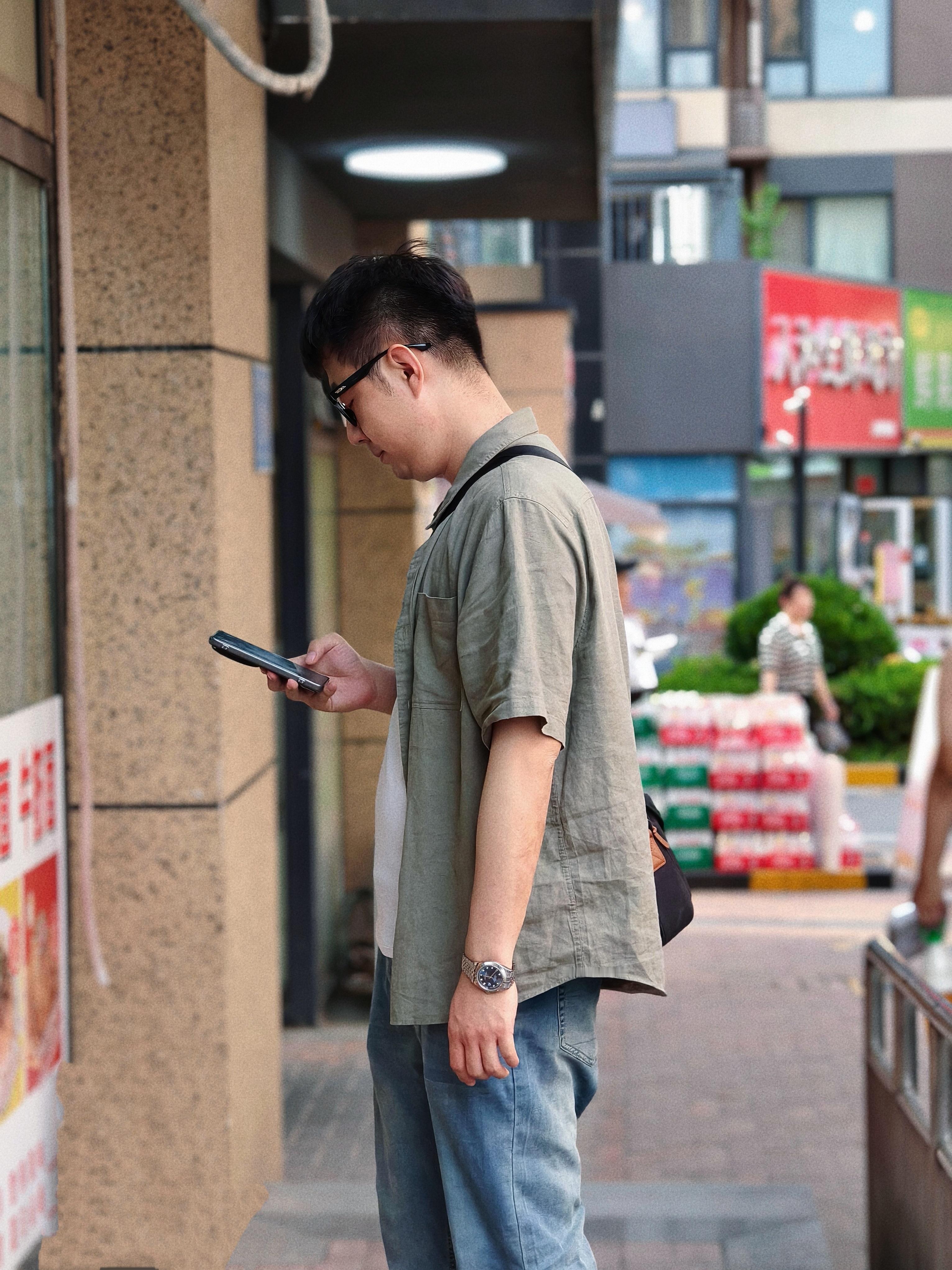 [哆啦A梦吃惊] 看到这张.... 决定 起码把下巴剪掉 ​​​