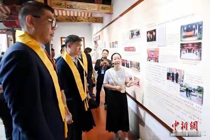 近日，连战之子连胜文和连胜武兄弟俩一起回福建漳州祭祖，他们跟故乡的连氏宗亲合影留
