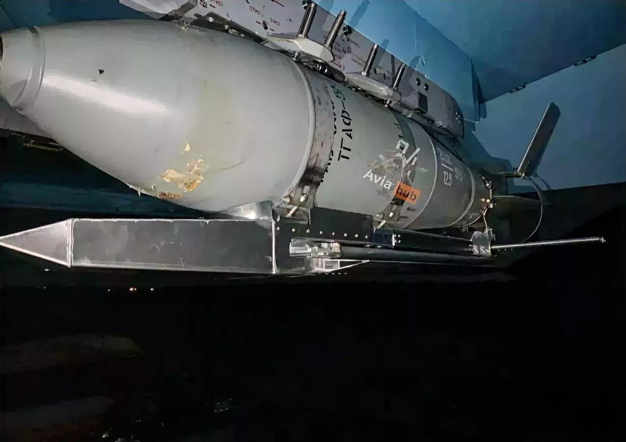 俄罗斯的FAB-500M62 UMPK. 俄军有很多这种炸弹，改装非常便宜。