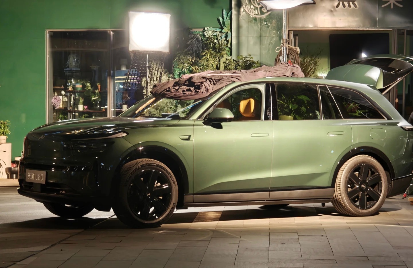 乐道L80这个颜色耐兮啊，我喜欢，类似德国那边的爪洼绿，耐看