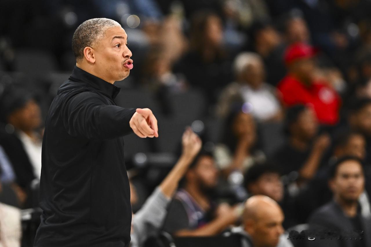 比尔和博格丹轮流受伤，但就是不用科林斯！
今天快船对阵开拓者的比赛中，比尔因伤缺