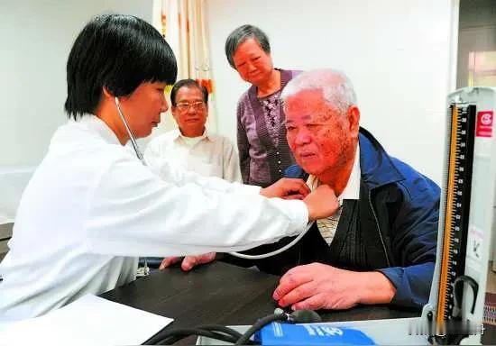 那些患者原本不该拖到末期的

       最近，老家乡下亲友与我电话闲聊天，说