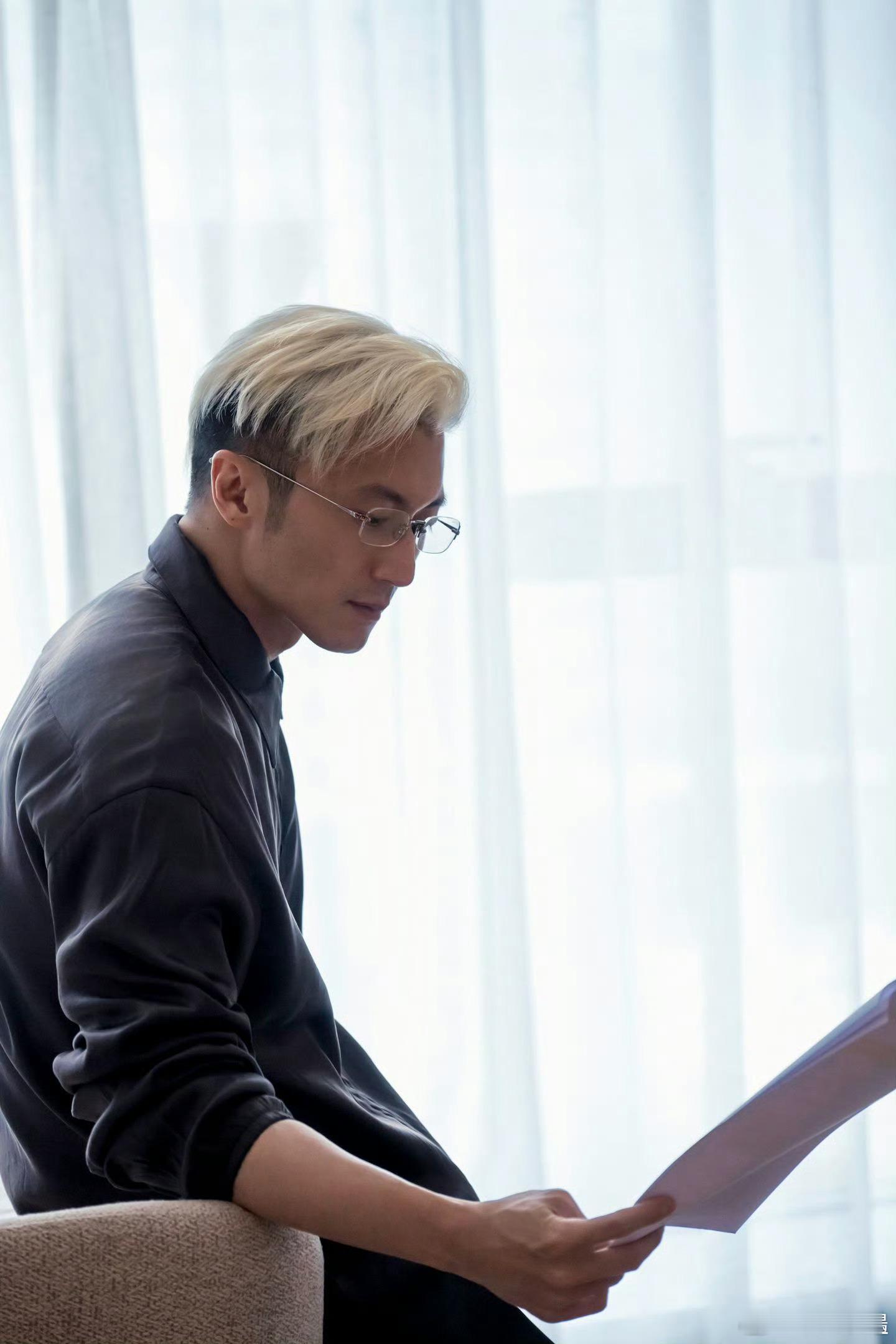 谢霆锋好像把地球玩成破解版了谢霆锋真的把地球玩成破解版了吧！唱歌拿奖拿到手软，演