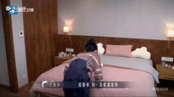 #有遗憾的人真不能听蔡健雅王睿卓#堪称“插兜式演唱”，不插兜就不会唱歌啦，哈哈，