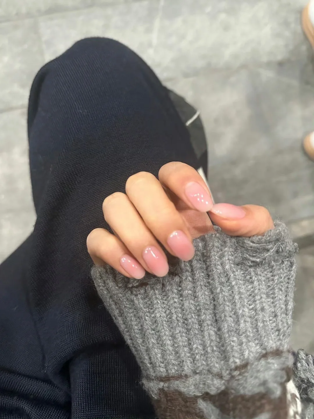 暖宝宝杨超越！粉粉的美甲很好看！