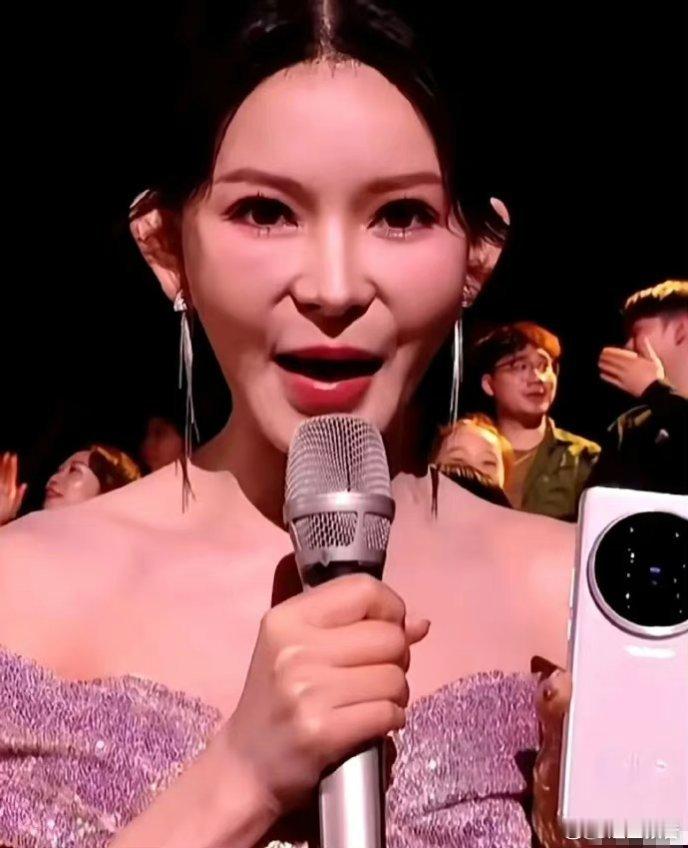 《歌手2024》女主持人是谁啊？这么大的舞台一点也不严谨 