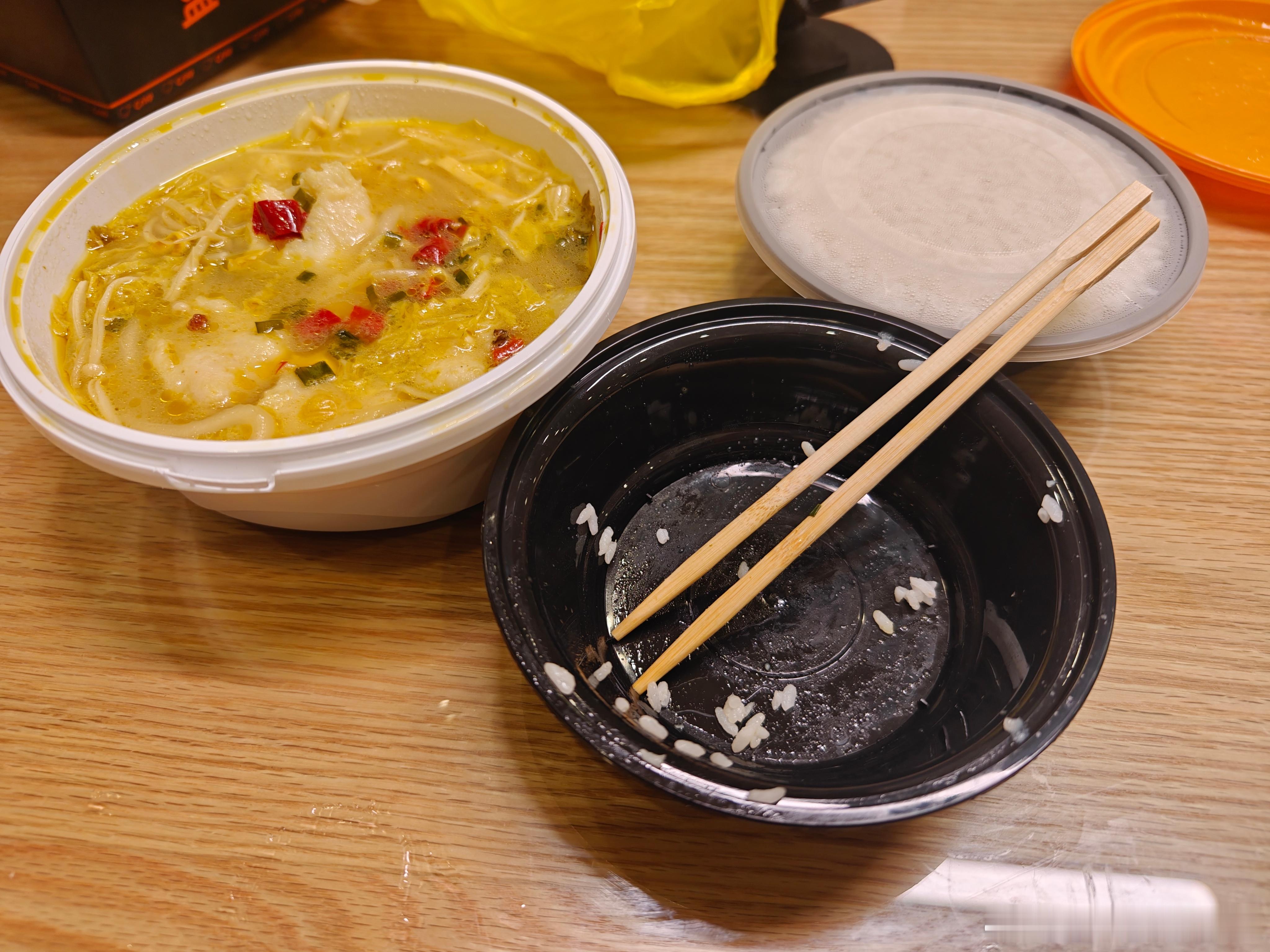 我一般是不浪费粮食的，除非真的很难吃，，，拉黑，必须拉黑！哎，我还点了两个饭呢[