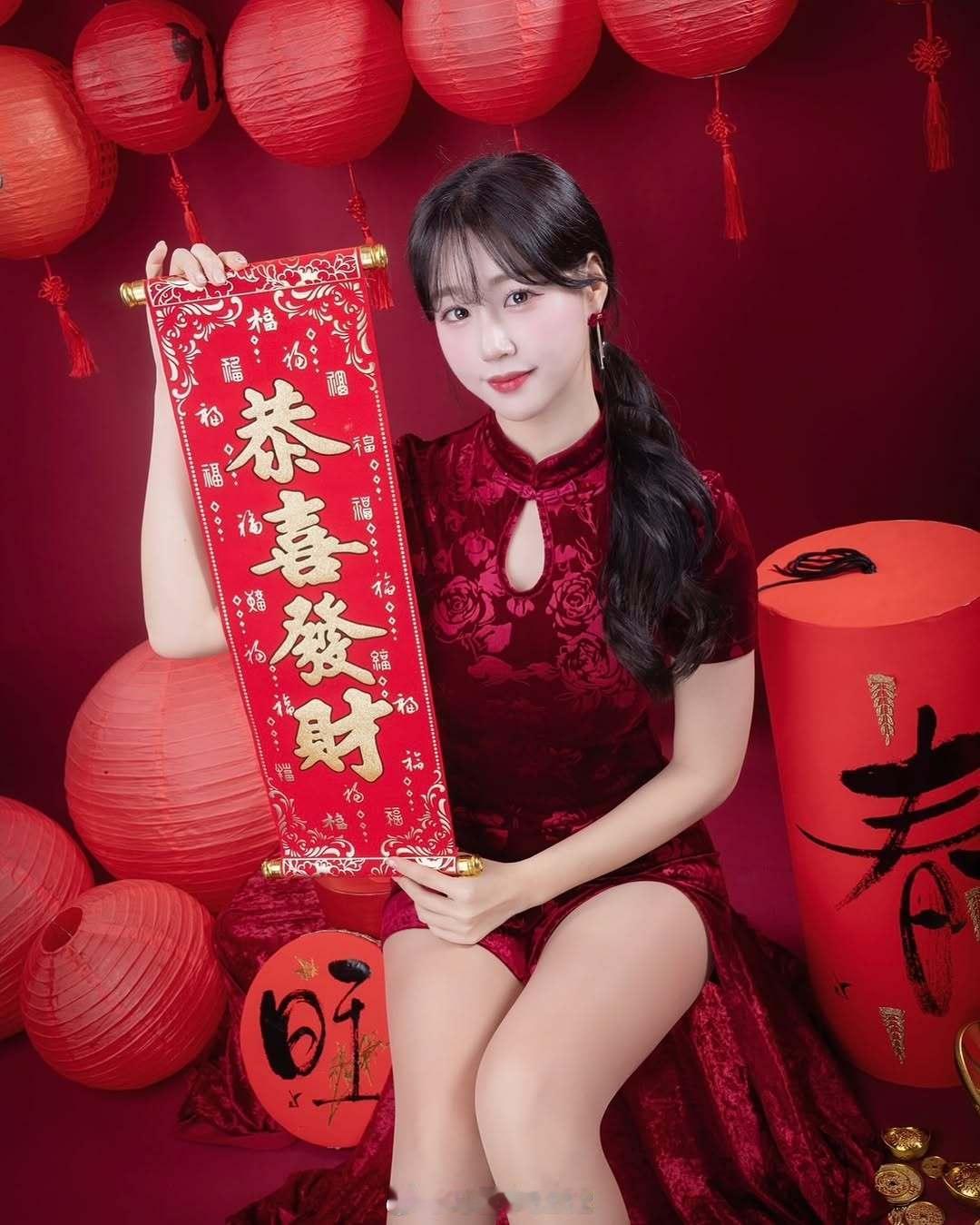 韩国啦啦队小姐姐金渡娥祝球迷新春快乐。[金蛇送福][如花送福] 