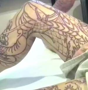 14岁体育生为“酷”纹满双腿，如今恐升学受阻，结果洗掉要12万！这后悔药不仅痛还