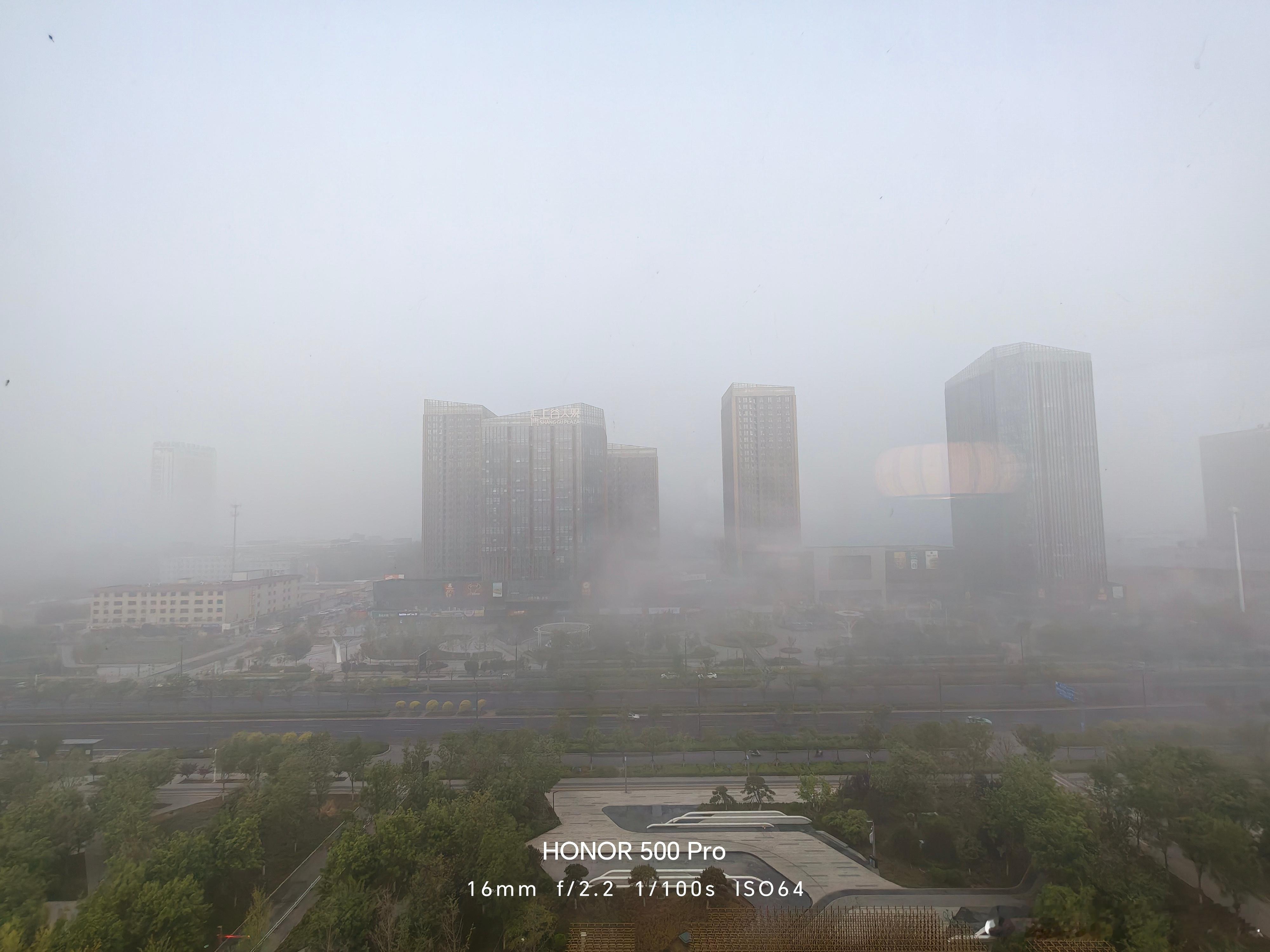 一早起来赶飞机，因为大雾，出保定的高速路全部都封了，原本1个小时多一点的路程，硬