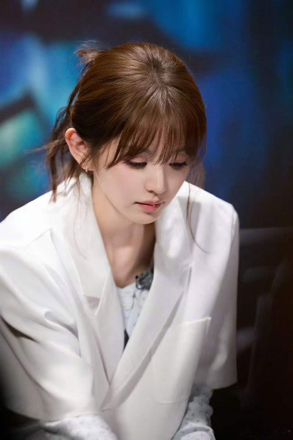 田曦薇新剧照 神图又有了～《忙忙碌碌寻宝藏》里穿着白色西服的小田好出片，每一根头