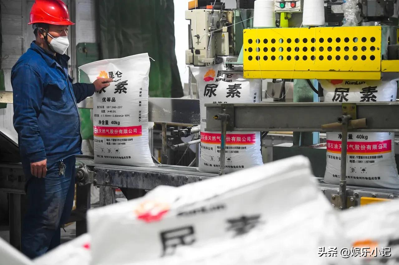 霍尔木兹海峡要是继续这么封下去，别的咱先不说，我就想聊聊尿素。

有人说国外天然