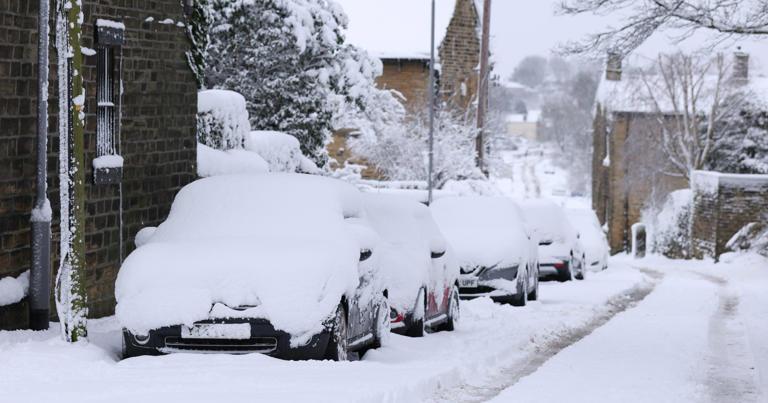 英国人可能会在短短两周内看到该国部分地区降雪。
低压带可能会导致圣诞节前的一两次