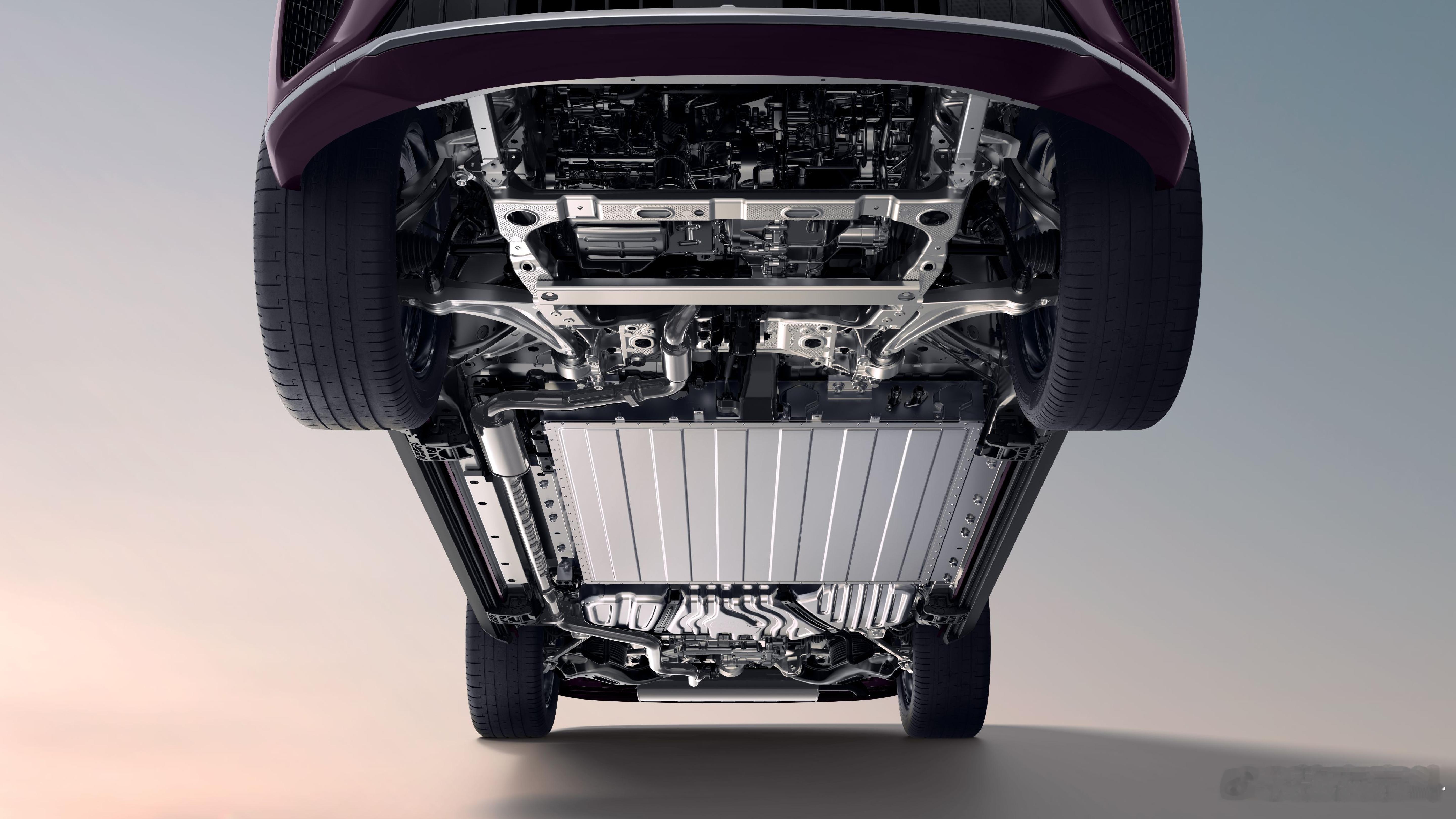 增程和混动车型的排气各家有各家的特点岚图泰山的电池包左侧布置，排气管在右侧偏下。