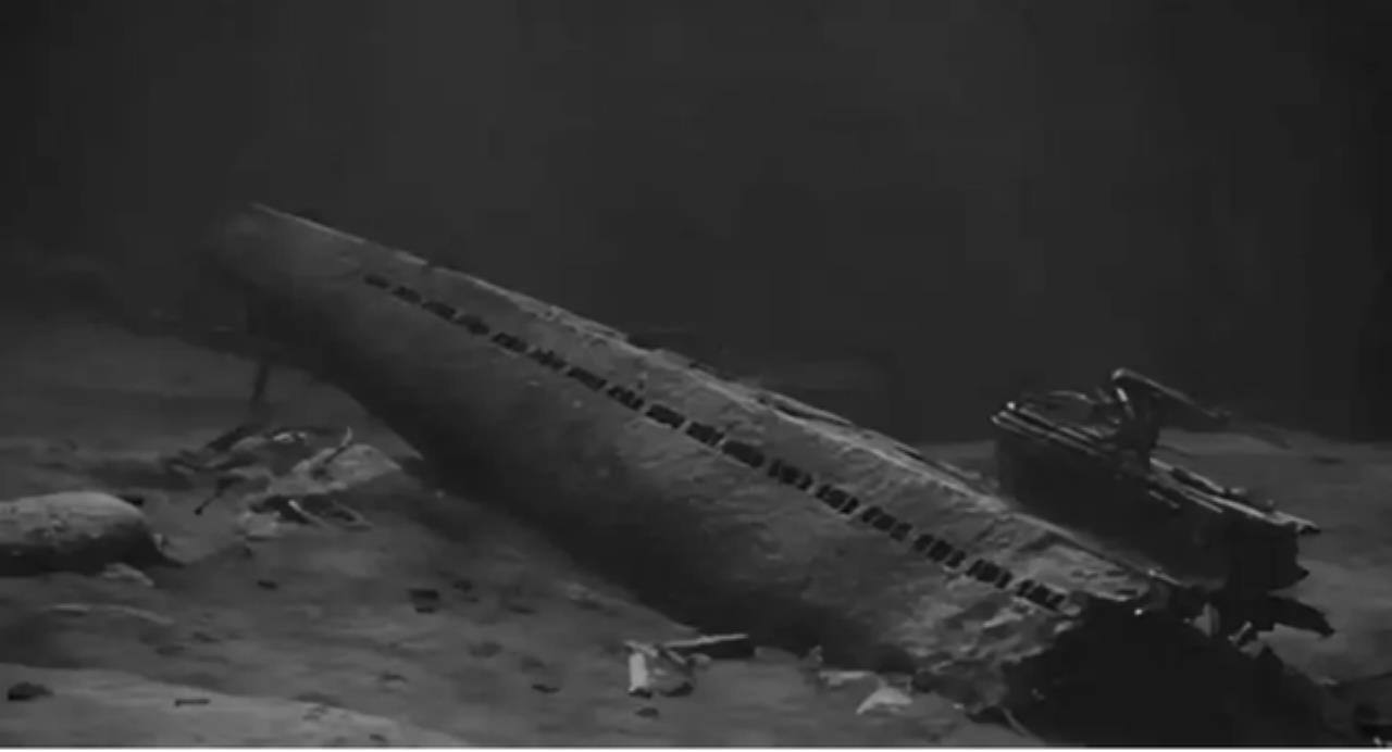 [下雨]1972年，我国在威海卫海域打捞出一艘潜艇，拆解下908吨钢材，然而，英