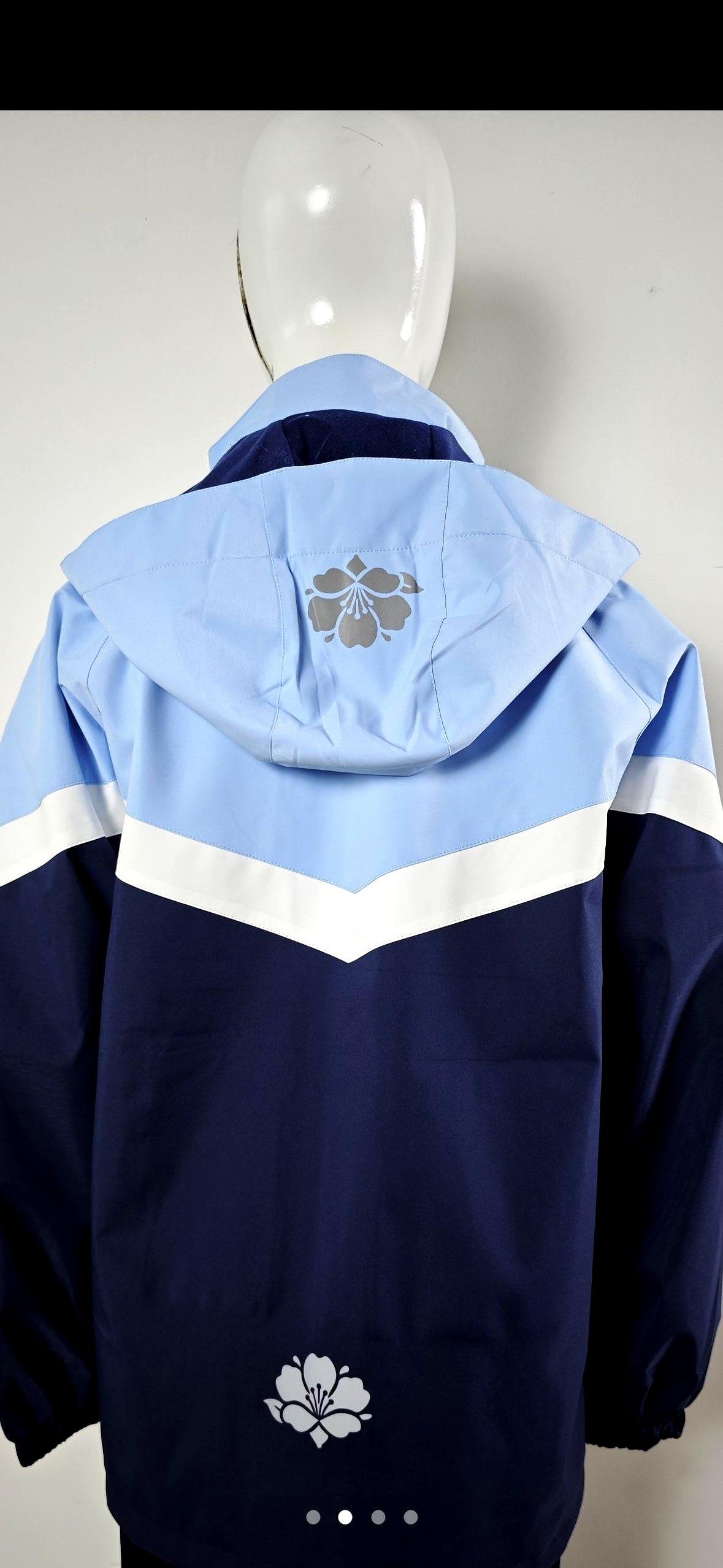 校服背面印樱花？
家长群一下不淡定了。
今年学校统一换新款，有一套背后大朵樱花图