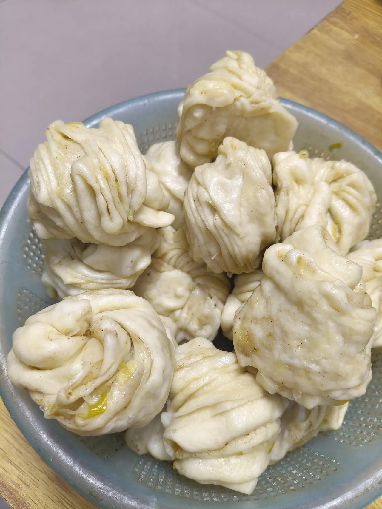 大家来看看我蒸的花卷咋样？
这个周末闲来无事
突然心血来潮蒸起了花卷
和完面大约