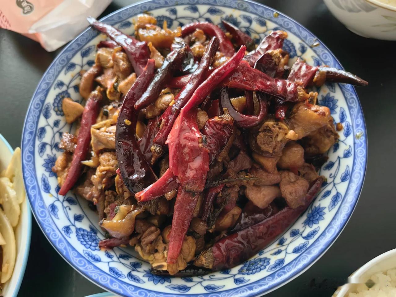 难得的周末，又恰逢母亲节，一家四口人全在家，午餐老伴做了最拿手的辣子鸡，配凉拌莲