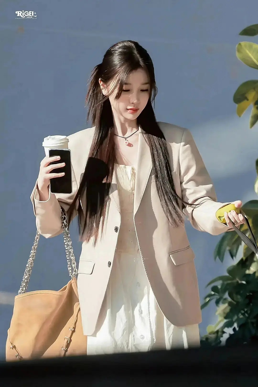 虞书欣还蛮百变的，这个路透好温婉，跟之前的古灵精怪完全不同 