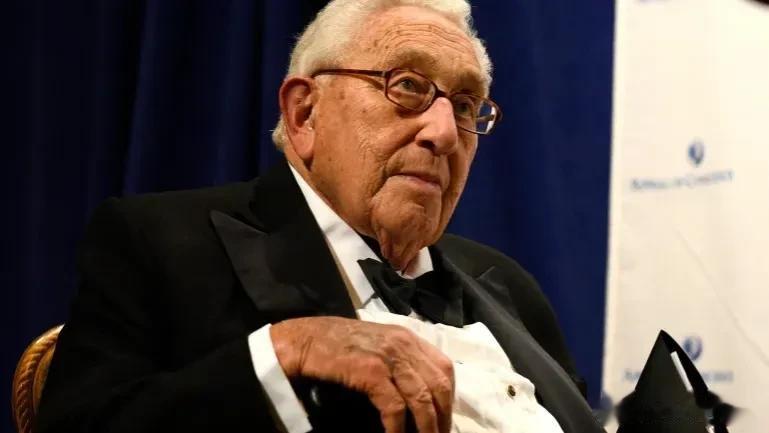 基辛格旧毛病“犯”了，又开始胡说八道了，说俄罗斯要是在俄乌战争中获胜，美国、波兰