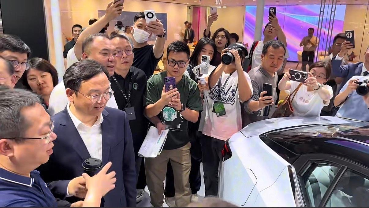 比亚迪算是汽车史上的工业奇迹吗？不知道大家对这一幕有没有印象。在24年的北京车展