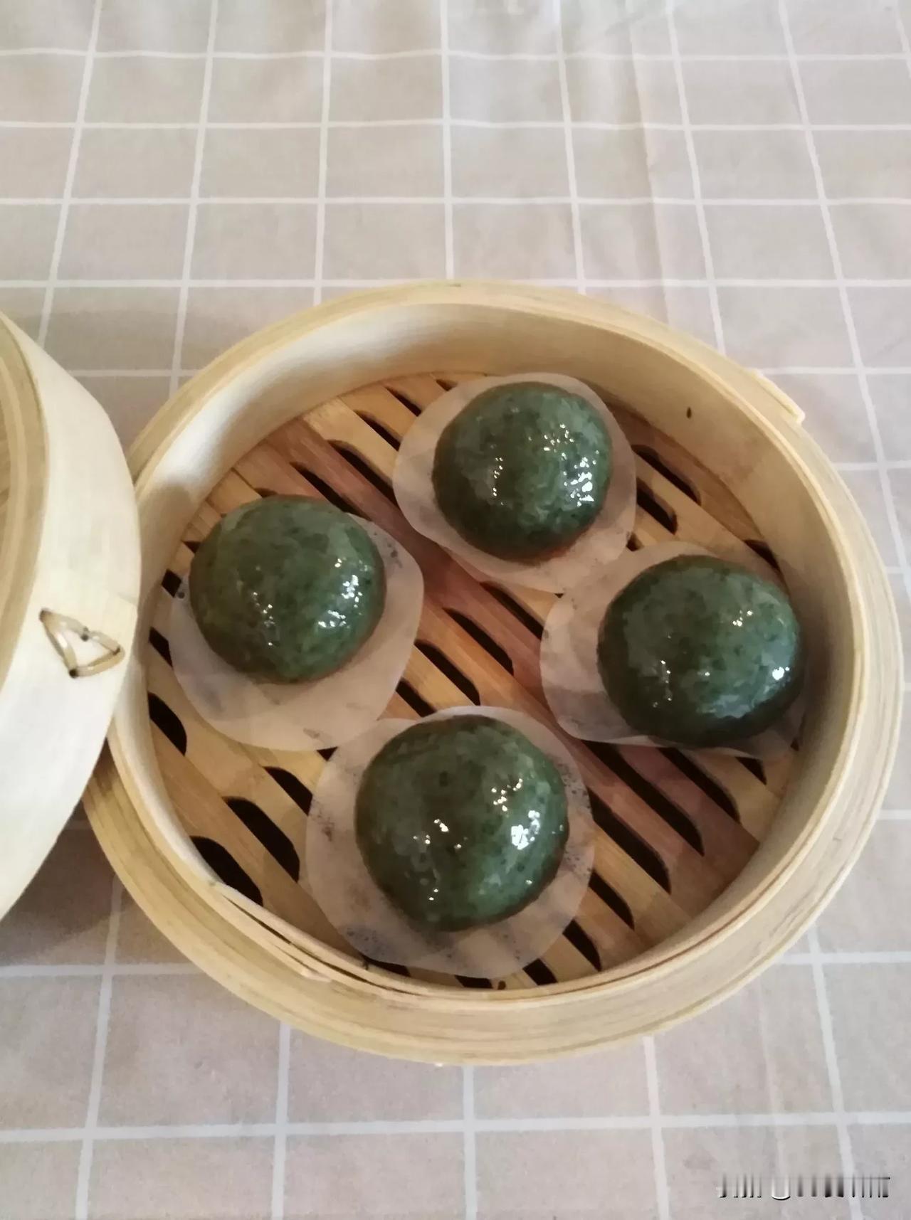 #去年的生艾草还可以做米果吗#去年的生艾草可以做艾米果，但是要保存得当。我一般是
