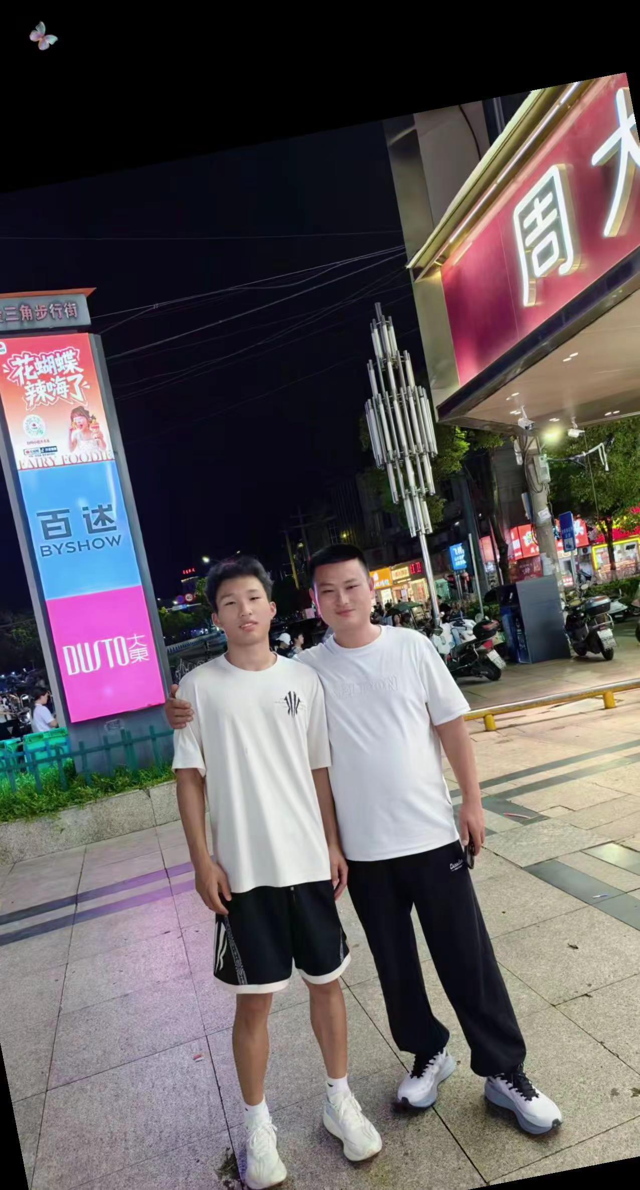 一转眼，我侄子都比我高了在以后的日子里和大学生活中，愿我侄子：多学知识，多结交良