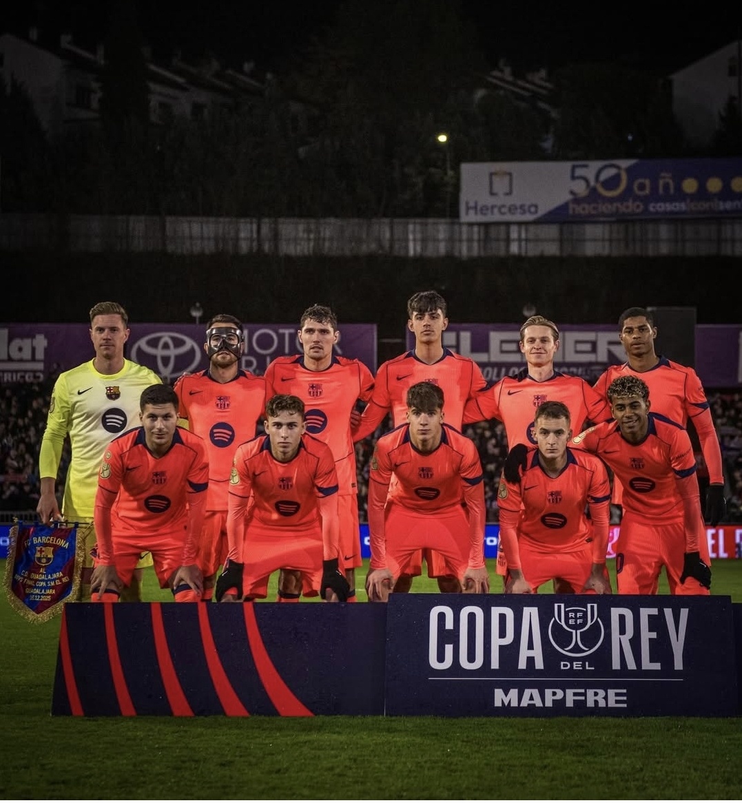 巴萨首发11人合影。国王杯