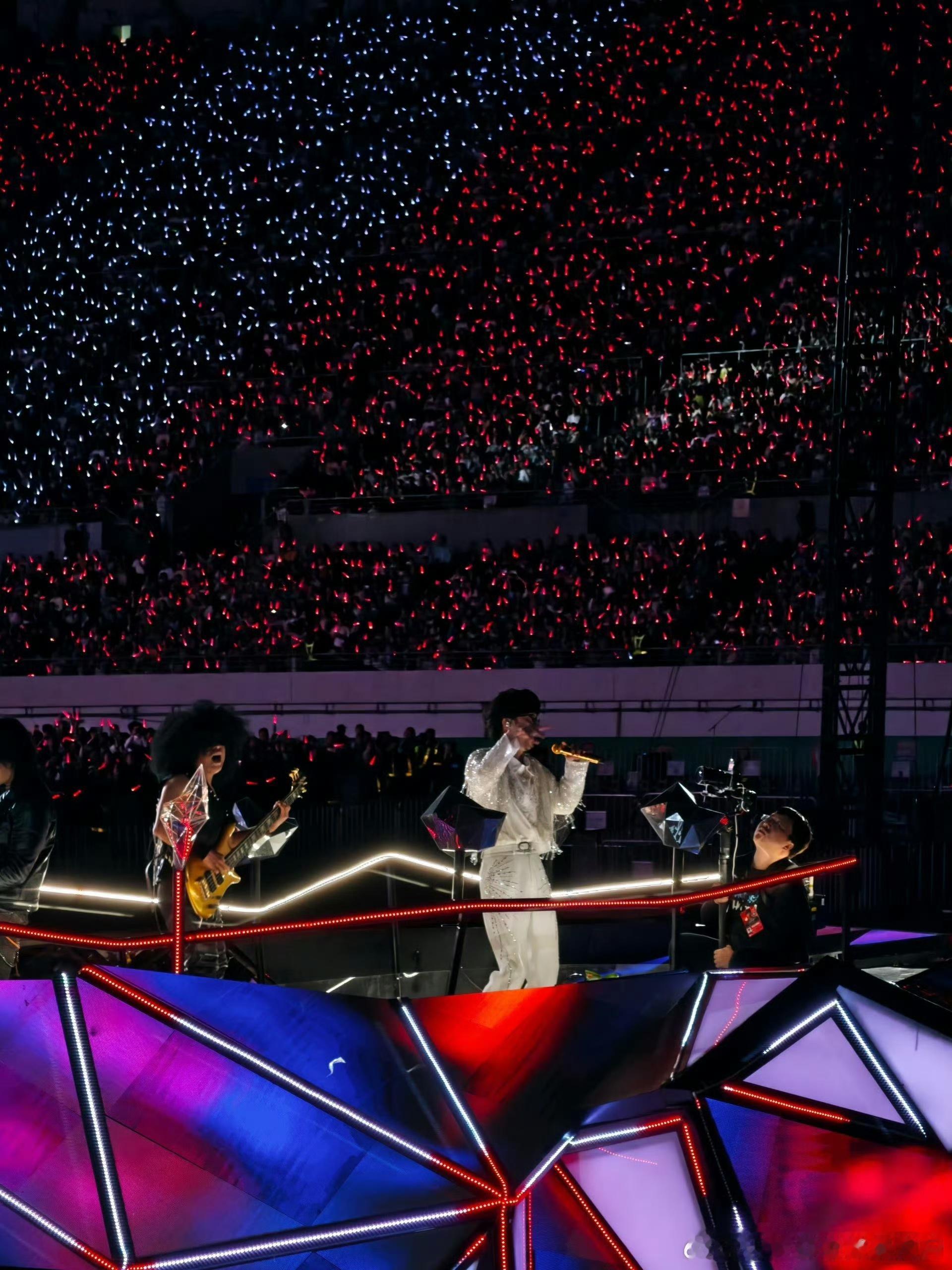 周传雄新巡演首站贵阳 今天的贵阳夜晚是属于周传雄的，这种大场面真的太震撼了。不仅