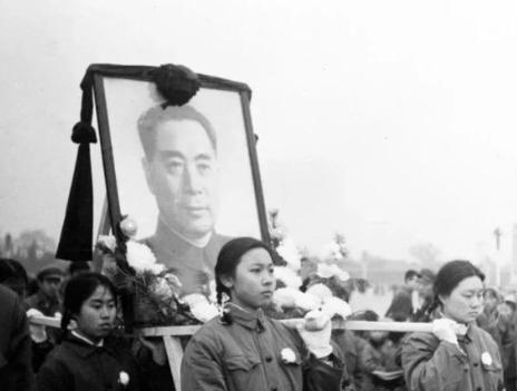 1976年周总理逝世后，医学专家对其遗体进行了解剖检查，结果显示他的肝脏、肺部和