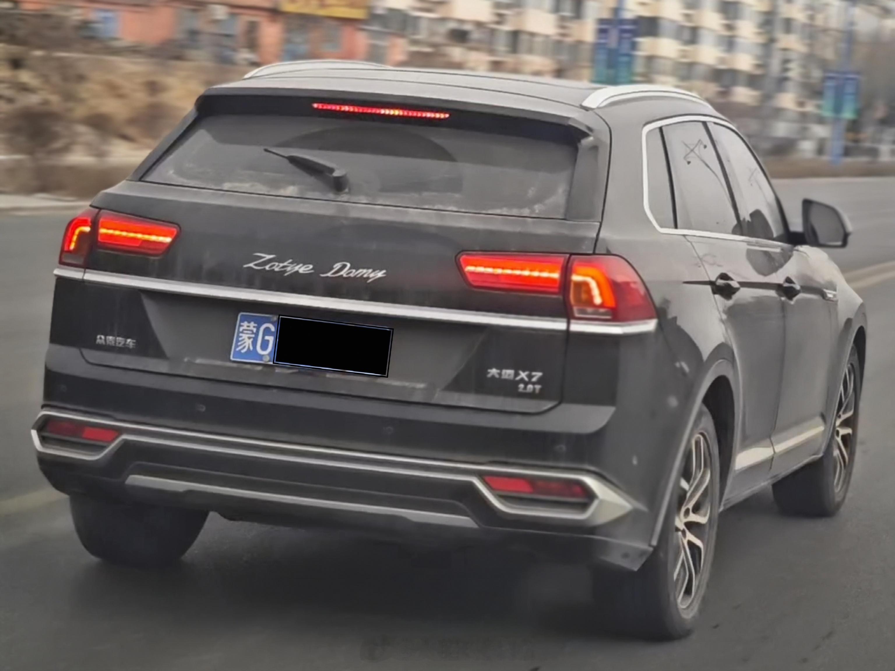 消失的品牌之大乘汽车。这台大乘G70S，算是众泰大迈X7的换标重生版本了，两者相