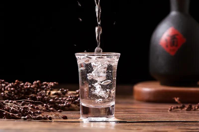 昨天晚上吃饭，有人喝醉了酒，然后他就说，“我知道某某人看不起我。”

说完，他又