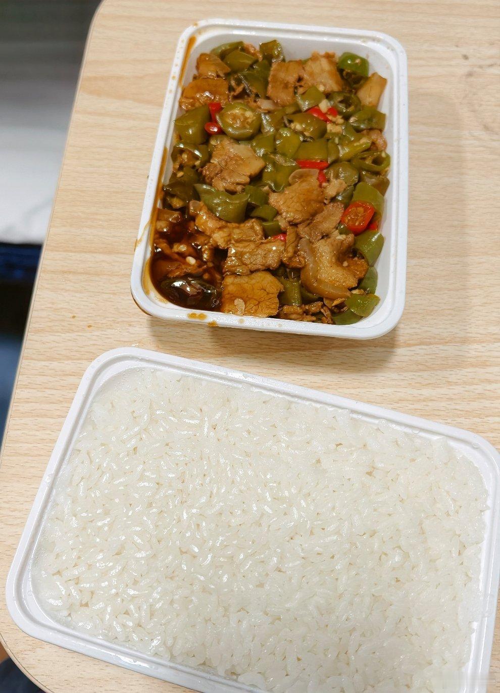 半夜有点饿，今天出发前点了个外卖的饭，打算火车上吃，结果都那么肥和油腻，太难吃了