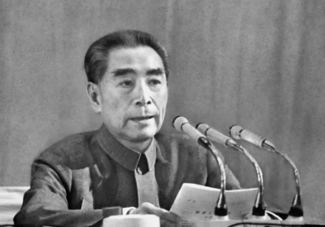 1963年，周总理访问摩洛哥，国王哈桑二世赠送他一枚镶嵌大量宝石的佩剑，还向周总
