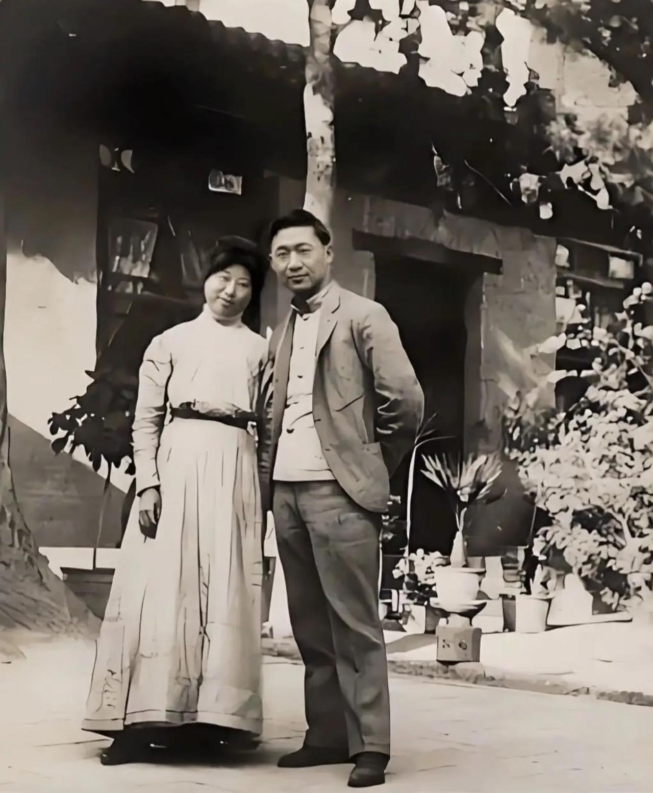 很多人只知道孔祥熙的妻子是宋霭龄，却鲜少有人知道，他跻身四大家族之前，还有一位感