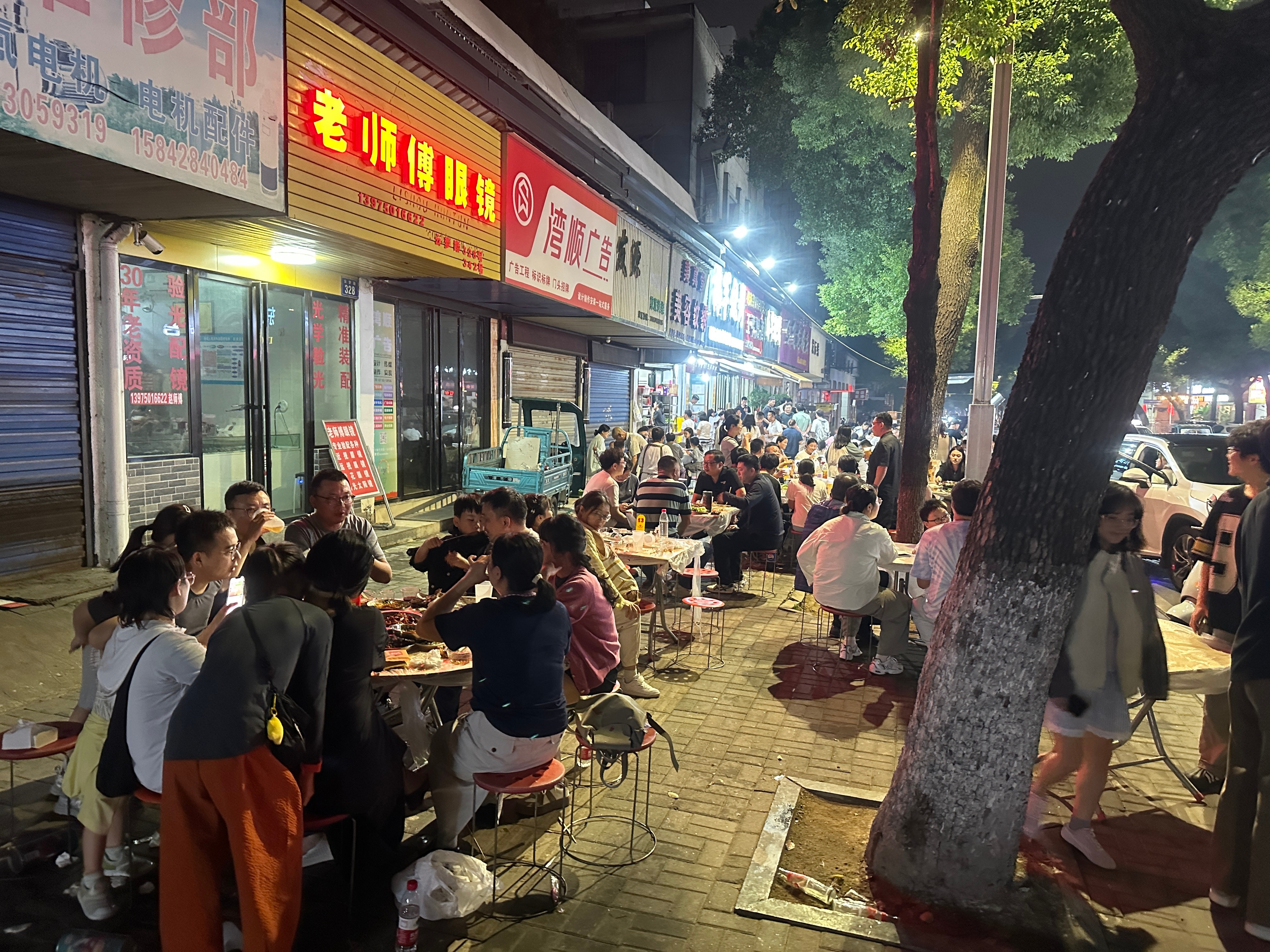 这个店[允悲][允悲]外面这么多桌。半小时后才能点单。 ​​​