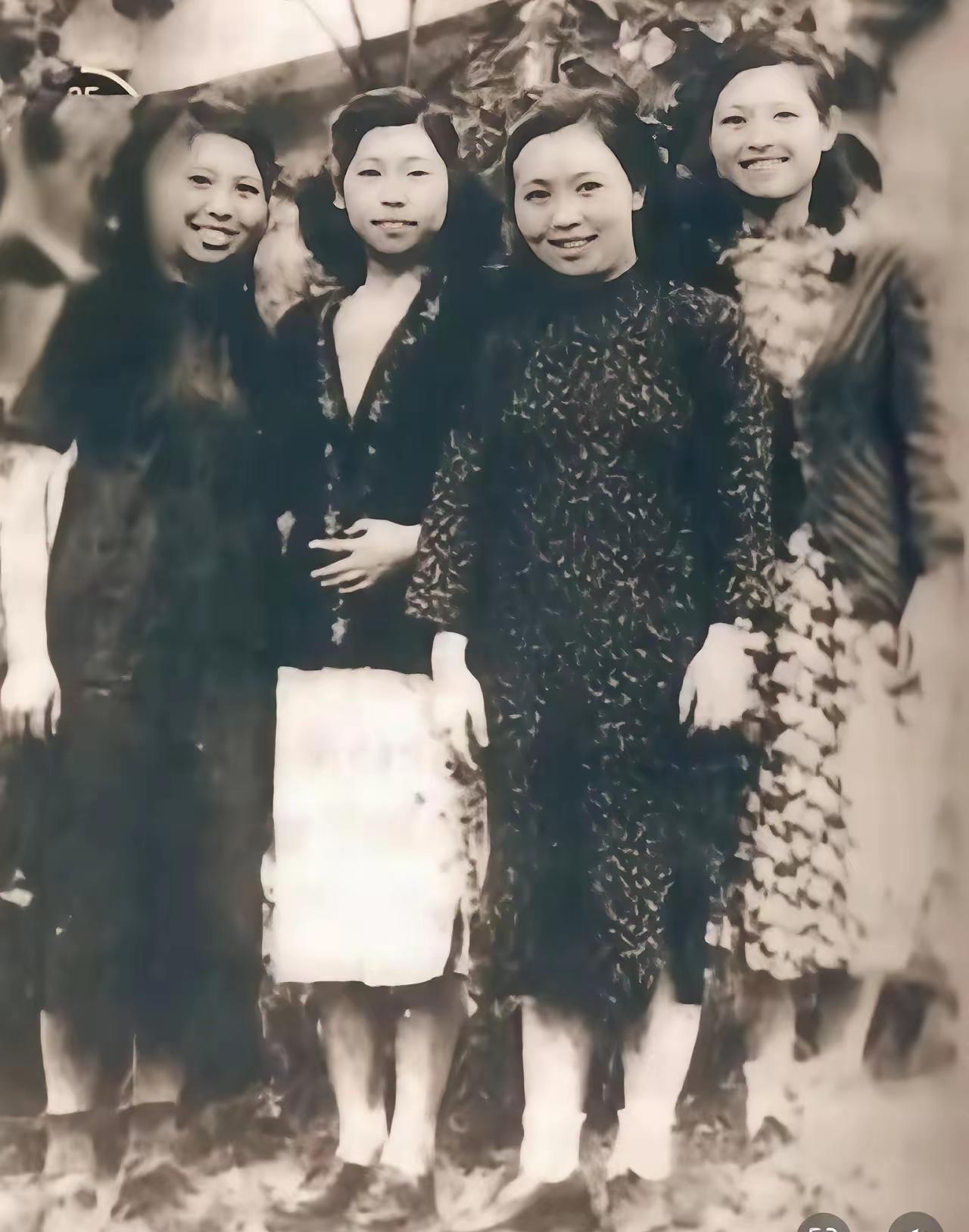 江姐，原名江竹筠（左二），是伟大的革命烈士。她1919年生于四川，人生开端满是艰