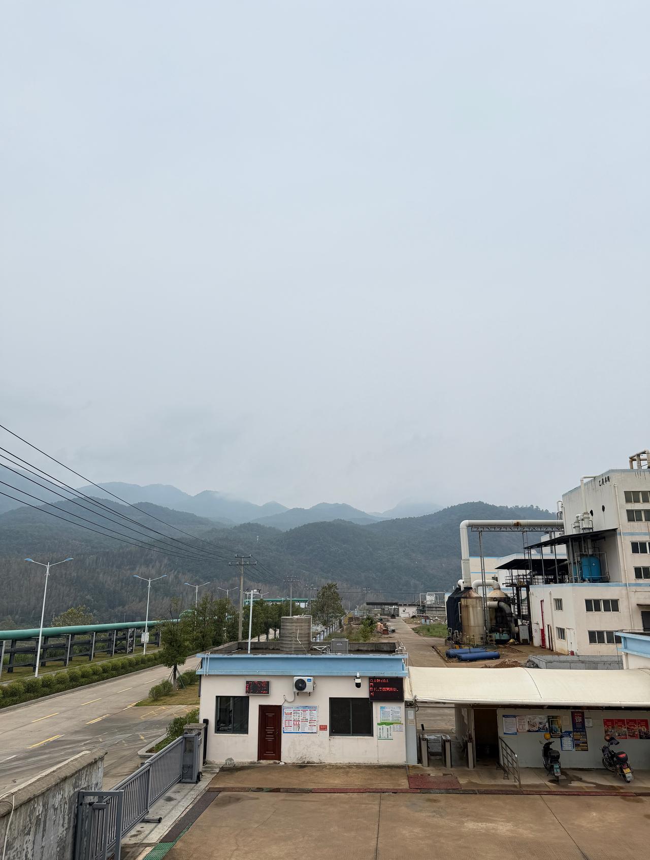 闪现到了福建，周围都是山。
这是我们客户，合作做加氢产品，年产一万吨。
有没有同