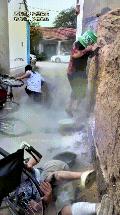 注意看！这大哥正蹬着三轮车载着花褂子兄弟，往农家小院后头晃悠，想找地方歇脚。没成