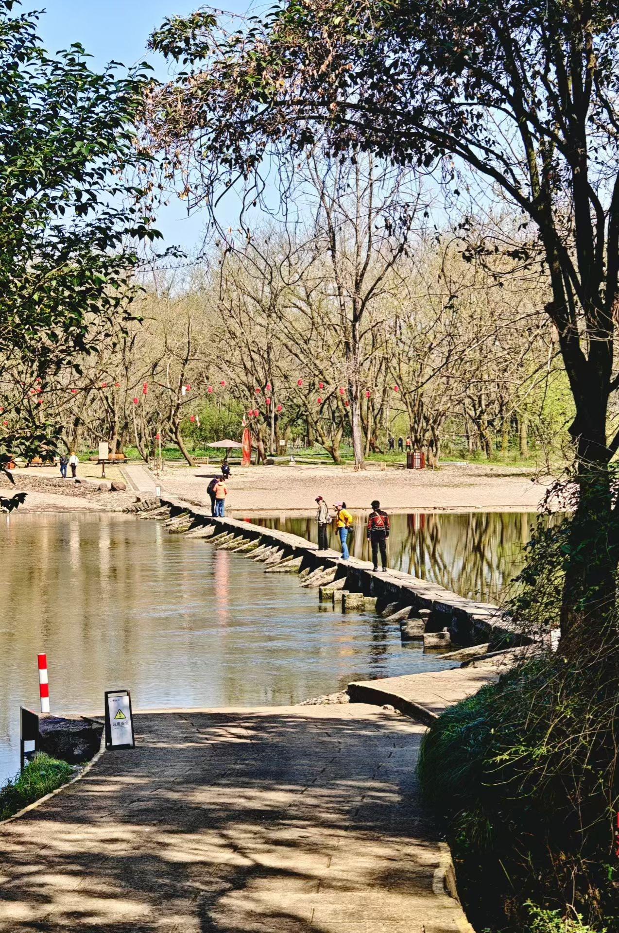 记录我的2026春水把石板桥的影子揉碎，行人踩着光斑慢走，风里裹着树的呼吸和日光