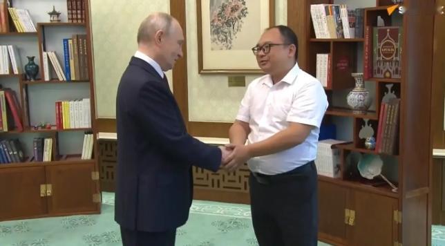 26年后再相逢！5月20日下午，俄罗斯总统普京在钓鱼台国宾馆会见了一位特殊的客人