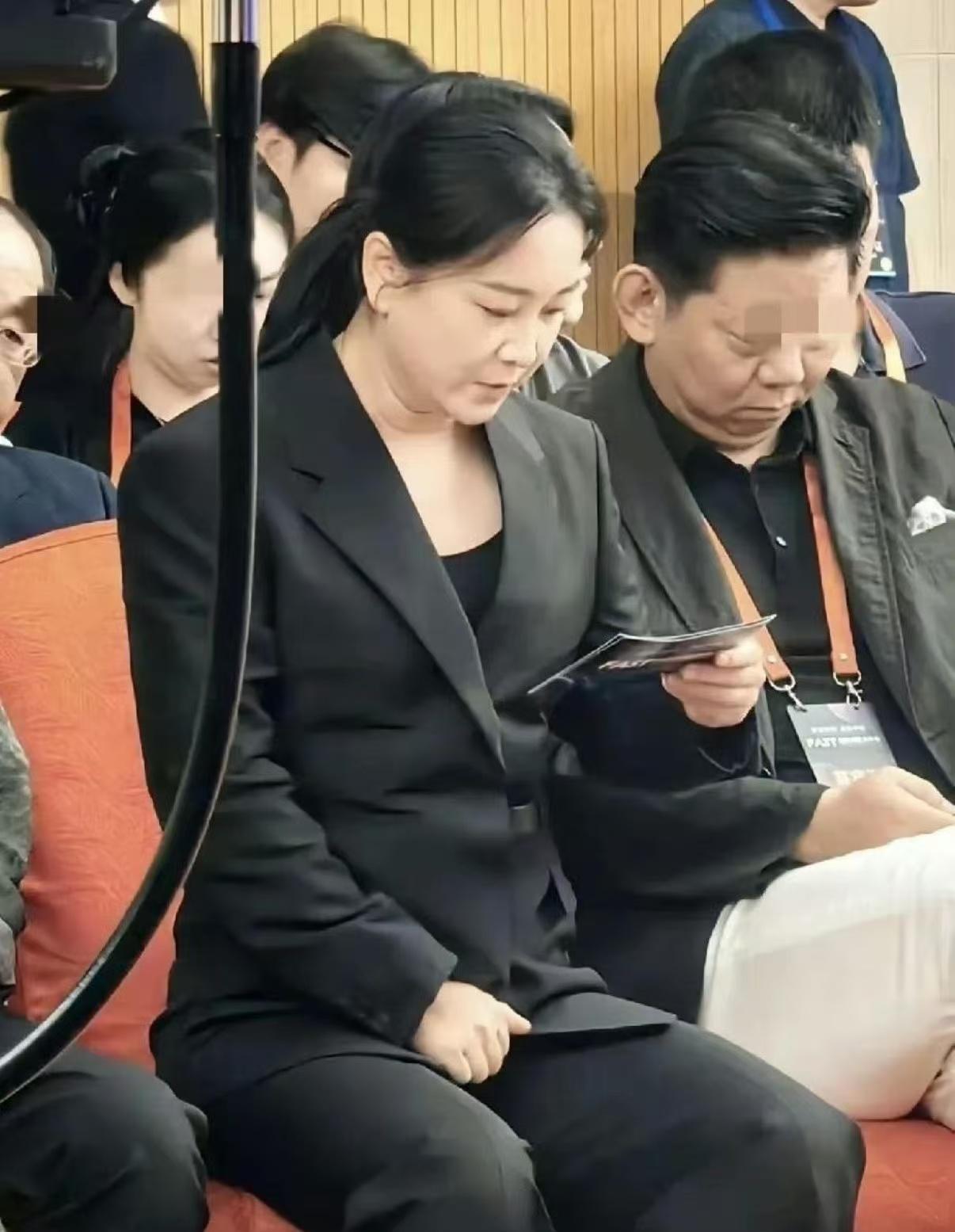 贾玲近期照片公布，大变样。
贾玲一直以憨厚可爱的形象深受观众的喜爱，她的体重是粉
