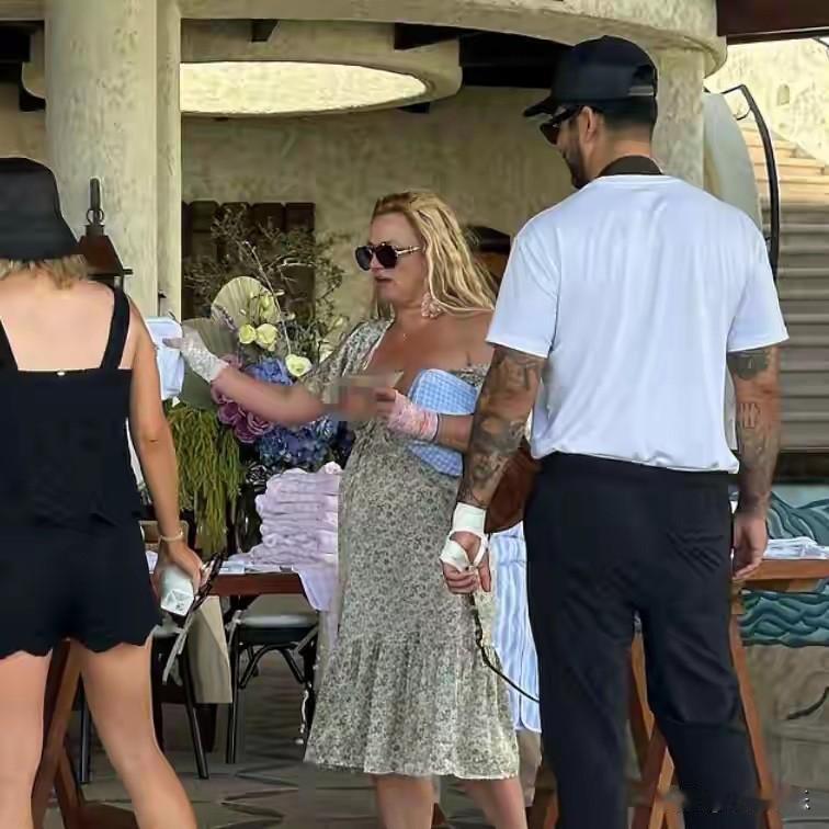 小甜甜布兰妮如今满脸疲惫，就是寻常老妇人一个。遥想当年，她国色天香、美丽动人，其